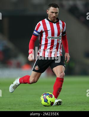 Sunderland, Regno Unito, 12th dicembre 2022. Corry Evans di Sunderland durante la partita del Campionato Sky Bet tra Sunderland e West Bromwich Albion allo Stadio di luce di Sunderland lunedì 12th dicembre 2022. (Credit: Marco Fletcher | NOTIZIE MI) Credit: NOTIZIE MI & Sport /Alamy Live News Foto Stock