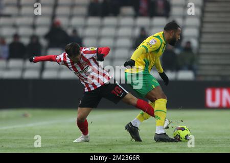 Sunderland, Regno Unito, 12th dicembre 2022. Patrick Roberts di Sunderland in battaglia per il possesso Matt Phillips di West Bromwich Albion durante la partita del campionato Sky Bet tra Sunderland e West Bromwich Albion allo Stadio di luce, Sunderland lunedì 12th dicembre 2022. (Credit: Marco Fletcher | NOTIZIE MI) Credit: NOTIZIE MI & Sport /Alamy Live News Foto Stock