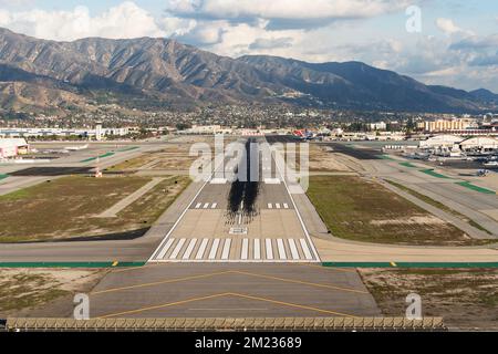 Burbank, California, USA - 6 dicembre 2022: Il punto di vista dei piloti della pista si avvicina all'aeroporto di Hollywood Burbank nella San Fernando Valley. Foto Stock