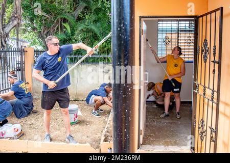 Santo Domingo, Repubblica Dominicana. 5th Dec, 2022. STATI UNITI Daniel Coleman, da Firenze, South Carolina, a sinistra, e Ensign Emily Speckman, da Medina, Ohio, entrambi assegnati alla nave ospedaliera USNS Comfort (T-AH 20), dipingono pareti esterne e interne durante un evento di relazioni con la comunità a Casa Lorenza a Santo Domingo, Repubblica Dominicana, dicembre. 4, 2022. Comfort viene distribuito alla flotta degli Stati Uniti 4th a sostegno di Continuing Promise 2022, una missione di assistenza umanitaria e di buona volontà che conduce cure mediche dirette, cure veterinarie di spedizione, e in materia exchang esperto Foto Stock