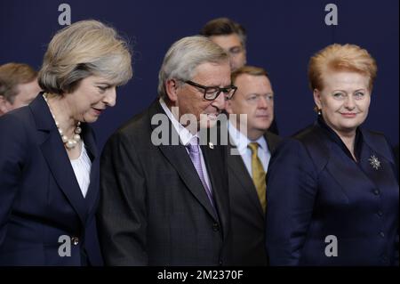 Il primo ministro britannico Theresa May, il presidente della Commissione europea Lussemburgo Jean-Claude Juncker (PPE), il primo ministro danese Lars Lokke Rasmussen e il presidente della Lituania Dalia Grybauskaite hanno illustrato nel momento fotografico di famiglia il primo giorno di un vertice UE, giovedì 20 ottobre 2016, presso la sede dell'Unione europea a Bruxelles. I leader europei discuteranno della risposta¿øs UE alla migrazione, della Russia in Siria e del trattato CETA. BELGA FOTO PISCINA MELANIE WENGER Foto Stock