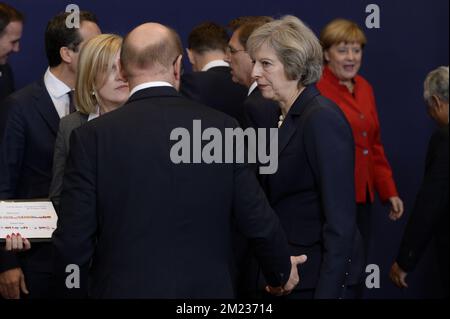 Il primo ministro britannico Theresa May ha illustrato il primo giorno di un vertice dell'UE, giovedì 20 ottobre 2016, presso la sede dell'Unione europea a Bruxelles, durante il momento fotografico di famiglia. I leader europei discuteranno della risposta¿øs UE alla migrazione, della Russia in Siria e del trattato CETA. BELGA FOTO PISCINA MELANIE WENGER Foto Stock