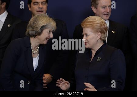 Il primo ministro britannico Theresa May e il presidente lituano Dalia Grybauskaite hanno fatto una foto al momento della foto di famiglia il primo giorno di un vertice dell'Unione europea, giovedì 20 ottobre 2016, presso la sede dell'Unione europea a Bruxelles. I leader europei discuteranno della risposta¿øs UE alla migrazione, della Russia in Siria e del trattato CETA. BELGA FOTO PISCINA MELANIE WENGER Foto Stock