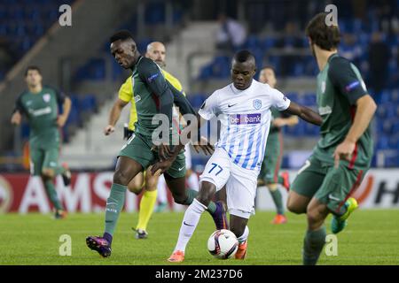 L'atletica di andata Inaki Williams e Mwbana Ally Samatta di Genk hanno mostrato in una terza partita della fase di gruppo (gruppo F) del concorso Europa League tra la squadra di calcio belga RC Genk e la squadra di calcio portoghese Athletic Bilbao, giovedì 20 ottobre 2016, a Genk. BELGA FOTO KRISTOF VAN ACCOM Foto Stock