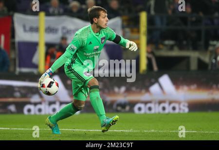 Davy Roef, portiere di Anderlecht, è stato raffigurato in azione durante la partita della Jupiler Pro League tra RSC Anderlecht e KV Oostende, ad Anderlecht, Bruxelles, domenica 06 novembre 2016, il giorno 14 del campionato di calcio belga. BELGA PHOTO VIRGINIE LEFOUR Foto Stock