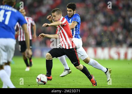 Iker Muniain e Alejandro Pozuelo di Genk combattono per la palla durante la partita di calcio tra il Club Athletic Bilbao e la squadra belga KRC Genk a Bilbao (Spagna), giovedì 03 novembre 2016, Il quarto gioco della fase di gruppo del concorso Europa League nel gruppo F. BELGA FOTO YORICK JANSENS Foto Stock