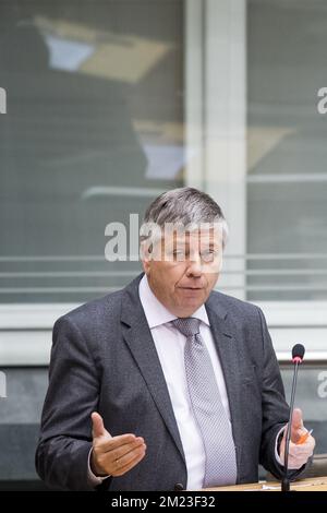 Il ministro fiammingo del Welfare Jo Vandeurzen ha illustrato la sua immagine durante una sessione plenaria del Parlamento fiammingo a Bruxelles, domenica 16 ottobre 2016. FOTO DI BELGA JASPER JACOBS Foto Stock