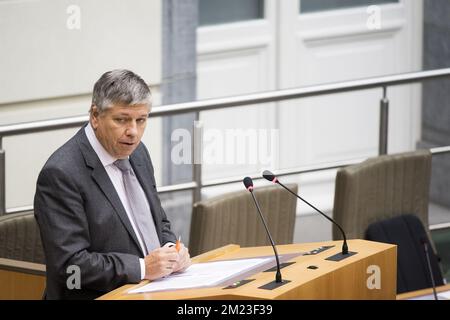 Il ministro fiammingo del Welfare Jo Vandeurzen ha illustrato la sua immagine durante una sessione plenaria del Parlamento fiammingo a Bruxelles, domenica 16 ottobre 2016. FOTO DI BELGA JASPER JACOBS Foto Stock