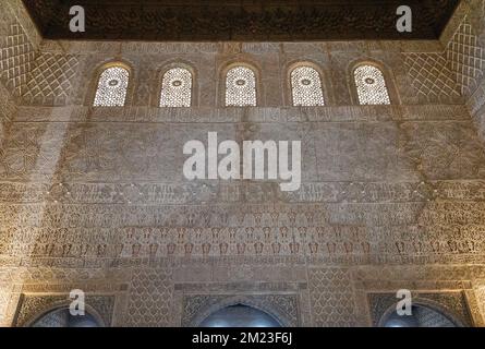 Splendido stile architettonico antico islamico all'interno del palazzo dell'alhambra Foto Stock