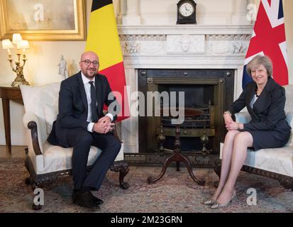 Il primo ministro britannico Theresa May dà il benvenuto al primo ministro belga Charles Michel prima di un incontro tra il primo ministro belga e il suo omologo britannico, a Downing Street 10, Londra, Regno Unito, martedì 22 novembre 2016. Foto Stock