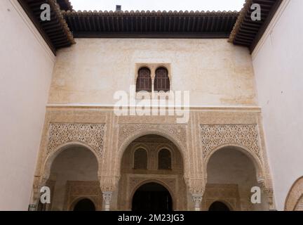 Splendidi dettagli architettonici arabi all'interno del piccolo cortile del palazzo comares Foto Stock