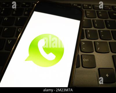 KONSKIE, POLONIA - 13 dicembre 2022: Logo WhatsApp visualizzato sullo smartphone Foto Stock