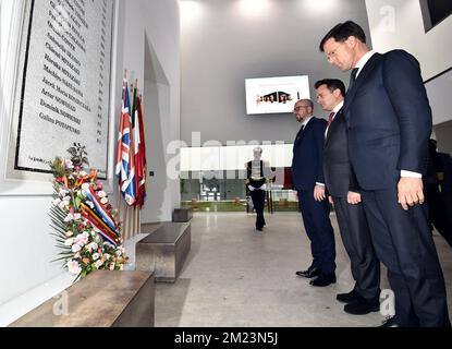 Il primo ministro belga Charles Michel, il primo ministro lussemburghese Xavier Bettel e il primo ministro olandese Mark Rutte hanno deposto fiori al museo Bardo il primo giorno della visita pomeridiana del Benelux, lunedì 05 dicembre 2016, a Tunisi (Tunisia). FOTO DI BELGA ERIC LALMAND Foto Stock