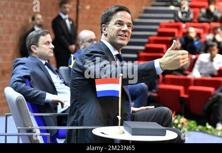 Il primo ministro olandese Mark Rutte ha fatto una foto durante una visita alla facoltà dell'I.N.S.A.T. il secondo giorno della visita del Benelux PM, martedì 06 dicembre 2016, a Tunisi, in Tunisia. FOTO DI BELGA ERIC LALMAND Foto Stock