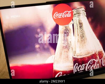 KONSKIE, POLONIA - 13 dicembre 2022: Sito web Coca-Cola visualizzato sullo schermo del computer portatile Foto Stock