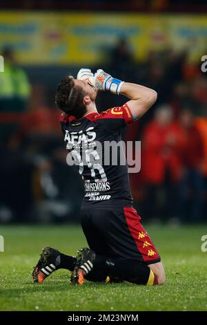 Il portiere di Mechelen, Colin Coosemans, festeggia dopo la partita della Jupiler Pro League tra KV Mechelen e KAS Eupen, a Mechelen, venerdì 02 dicembre 2016, il giorno 17 del campionato di calcio belga. FOTO DI BELGA BRUNO FAHY Foto Stock