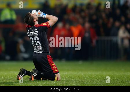 Il portiere di Mechelen, Colin Coosemans, festeggia dopo la partita della Jupiler Pro League tra KV Mechelen e KAS Eupen, a Mechelen, venerdì 02 dicembre 2016, il giorno 17 del campionato di calcio belga. FOTO DI BELGA BRUNO FAHY Foto Stock