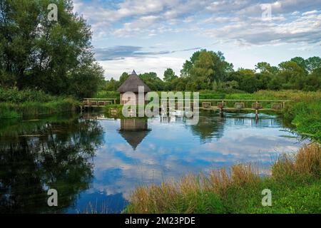 La capanna dei pescatori e le trappole per anguille attraverso il River Test sulla tenuta di Leckford a Longstock. Hampshire. Inghilterra. REGNO UNITO Foto Stock