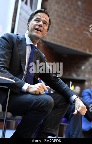 Il primo ministro olandese Mark Rutte ha fatto una foto durante una visita alla facoltà dell'I.N.S.A.T. il secondo giorno della visita del Benelux PM, martedì 06 dicembre 2016, a Tunisi, in Tunisia. FOTO DI BELGA ERIC LALMAND Foto Stock