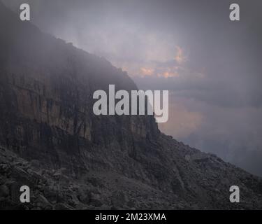 dolomiti di brenta con nebbia. giornata invernale di nebbia sulle alpi. nebbia di montagna. Foto Stock