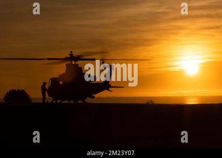 Camp Pendleton, California, Stati Uniti. 3rd Dec, 2022. NEGLI STATI UNITI Marine Corps UH-1Y pilota di Venom con Marine Light Attack Helicopter Squadron 169, Marine Aircraft Group 39, 3rd Marine Aircraft Wing (MAW), si prepara a decollare da un punto di armamento e rifornimento durante l'esercitazione Steel Knight 23 a Red Beach, Camp Pendleton, California, dicembre. 3, 2022. Exercise Steel Knight 23 fornisce a 3rd MAW l'opportunità di perfezionare la lotta di livello Wing a sostegno della i Marine Expeditionary Force e la manovra della flotta. Credito: USA Marines/ZUMA Press Wire Service/ZUMAPRESS.com/Alamy Notizie dal vivo Foto Stock