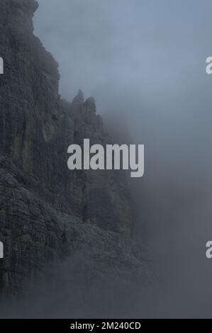 dolomiti di brenta con nebbia. giornata invernale di nebbia sulle alpi. nebbia di montagna. Foto Stock