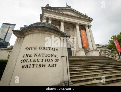 Londra, 2022 settembre: : Esterno del museo Tate Britain a Millbank, Londra. Importante museo che ospita gran parte del più significativo storico Brit Foto Stock