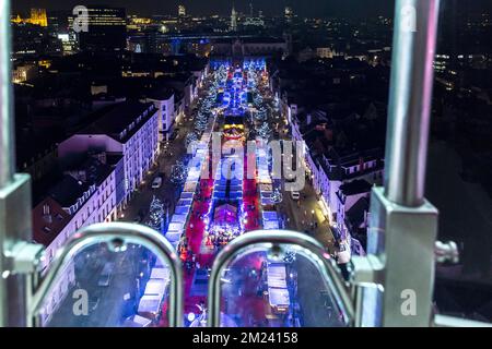 Vista generale dalle grandi ruote al mercatino di Natale 'winter wonders' (Plaisirs dhiver - Winterpretes), nel centro di Bruxelles, martedì 20 dicembre 2016. La sedicesima edizione del mercatino di Natale e le animazioni sono aperte dal 25 novembre al 01 gennaio 2017. Ieri un camion si è schiantato in un mercatino di Natale a Berlino, rendendo dodici morti e quasi 50 feriti. BELGA FOTO HATIM KAGHAT Foto Stock