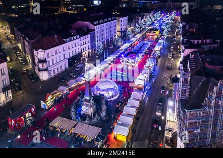 Vista generale dalle grandi ruote al mercatino di Natale 'winter wonders' (Plaisirs dhiver - Winterpretes), nel centro di Bruxelles, martedì 20 dicembre 2016. La sedicesima edizione del mercatino di Natale e le animazioni sono aperte dal 25 novembre al 01 gennaio 2017. Ieri un camion si è schiantato in un mercatino di Natale a Berlino, rendendo dodici morti e quasi 50 feriti. BELGA FOTO HATIM KAGHAT Foto Stock