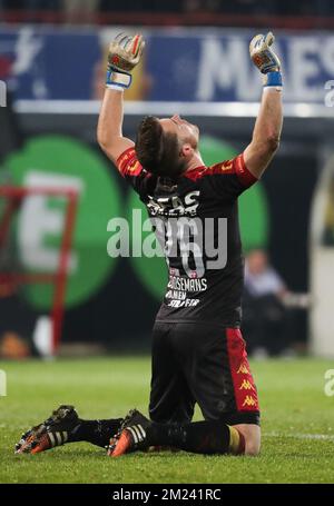 Colin Coosemans, portiere di Mechelen, festeggia dopo aver vinto la partita della Jupiler Pro League tra KV Mechelen e Sporting Charleroi, a Mechelen, martedì 20 dicembre 2016, il giorno 20 del campionato di calcio belga. BELGA PHOTO VIRGINIE LEFOUR Foto Stock