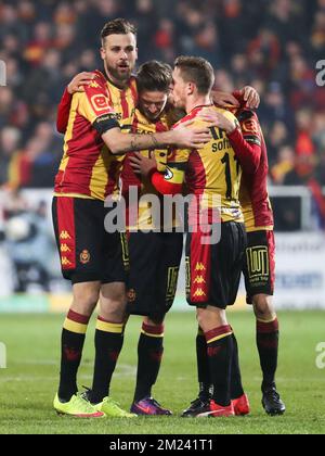 I giocatori di Mechelen festeggiano dopo aver vinto la partita della Jupiler Pro League tra KV Mechelen e Sporting Charleroi, a Mechelen, martedì 20 dicembre 2016, il giorno 20 del campionato di calcio belga. BELGA PHOTO VIRGINIE LEFOUR Foto Stock