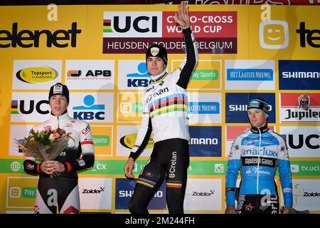 Il belga Laurens Sweeck, campione del mondo belga Wout Van Aert e il belga Kevin Pauwels festeggiano sul podio dopo la sesta tappa nella Coppa del mondo di ciclocross, lunedì 26 dicembre 2016 a Heusden-Zolder, in Belgio. FOTO DI BELGA DAVID STOCKMAN Foto Stock