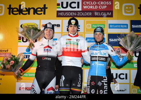 Il belga Laurens Sweeck, campione del mondo belga Wout Van Aert e il belga Kevin Pauwels festeggiano sul podio dopo la sesta tappa nella Coppa del mondo di ciclocross, lunedì 26 dicembre 2016 a Heusden-Zolder, in Belgio. FOTO DI BELGA DAVID STOCKMAN Foto Stock