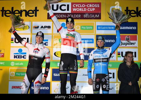 Il belga Laurens Sweeck, campione del mondo belga Wout Van Aert e il belga Kevin Pauwels festeggiano sul podio dopo la sesta tappa nella Coppa del mondo di ciclocross, lunedì 26 dicembre 2016 a Heusden-Zolder, in Belgio. FOTO DI BELGA DAVID STOCKMAN Foto Stock