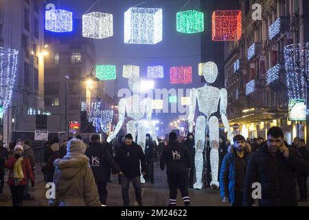 L'immagine mostra i festeggiamenti di Capodanno, sabato 31 dicembre 2016, a Bruxelles. FOTO DI BELGA ANTHONY DEHEZ Foto Stock