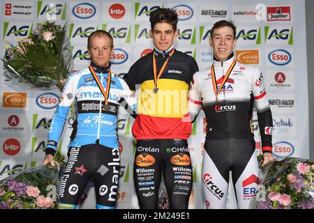 Il belga Kevin Pauwels, il campione del mondo belga Wout Van Aert e il belga Laurens Sweeck festeggiano sul podio dopo la gara delle élite ai campionati nazionali belgi di ciclismo ciclistico, domenica 08 gennaio 2017 a Oostende. FOTO DI BELGA DAVID STOCKMAN Foto Stock