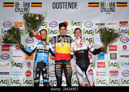 Il belga Kevin Pauwels, il campione del mondo belga Wout Van Aert e il belga Laurens Sweeck festeggiano sul podio dopo la gara delle élite ai campionati nazionali belgi di ciclismo ciclistico, domenica 08 gennaio 2017 a Oostende. FOTO DI BELGA DAVID STOCKMAN Foto Stock