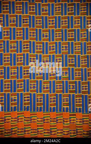 Ghana Men's Weave Kente muro di stoffa appeso al Harold Washington Library Center, Chicago, il. c. 1919 cotone, seta e rayon. Foto Stock