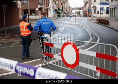 L'immagine mostra il sito dove una bomba aerea sarà smantellata, martedì 10 gennaio 2017, a Kortrijk. La bomba aerea contiene 150 chilo di TNT ed è stata scoperta ieri durante i lavori di scavo. Case e imprese in un perimetro di 100 metri sono evacuati. BELGA FOTO KURT DESPLENTER Foto Stock