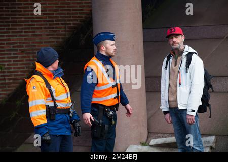 L'immagine mostra il sito dove una bomba aerea sarà smantellata, martedì 10 gennaio 2017, a Kortrijk. La bomba aerea contiene 150 chilo di TNT ed è stata scoperta ieri durante i lavori di scavo. Case e imprese in un perimetro di 100 metri sono evacuati. BELGA FOTO KURT DESPLENTER Foto Stock