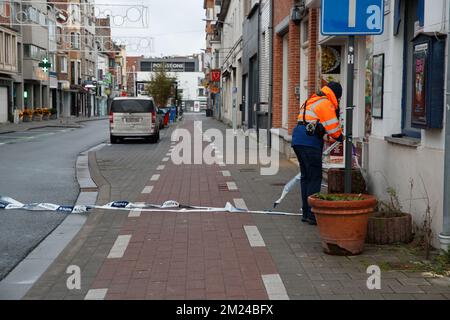 L'immagine mostra il sito dove una bomba aerea sarà smantellata, martedì 10 gennaio 2017, a Kortrijk. La bomba aerea contiene 150 chilo di TNT ed è stata scoperta ieri durante i lavori di scavo. Case e imprese in un perimetro di 100 metri sono evacuati. BELGA FOTO KURT DESPLENTER Foto Stock