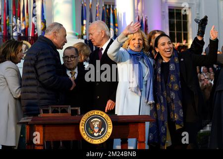 STATI UNITI La prima signora Jill Biden e il Rep. Sharice Davids (D-KS) si è accesa alla folla dopo che il presidente Joe Biden ha firmato il rispetto per il matrimonio Acton durante una cerimonia sul prato sud della Casa Bianca a Washington il 13 dicembre 2022. Foto di Yuri Gripas/ABACAPRESS.COM Foto Stock