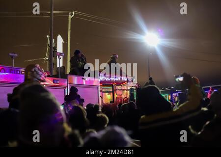 Una folla di persone e vigili del fuoco a bordo di un camion vigili del fuoco guardare l'arrivo del treno vacanza canadese Pacifico tiene un concerto benefico per varie organizzazioni benefiche Foto Stock