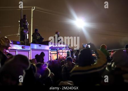 Una folla di persone e vigili del fuoco a bordo di un camion vigili del fuoco guardare l'arrivo del treno vacanza canadese Pacifico tiene un concerto benefico per varie organizzazioni benefiche Foto Stock