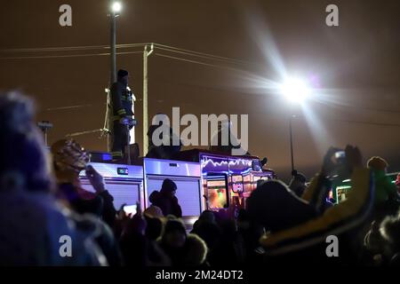 Una folla di persone e vigili del fuoco a bordo di un camion vigili del fuoco guardare l'arrivo del treno vacanza canadese Pacifico tiene un concerto benefico per varie organizzazioni benefiche Foto Stock