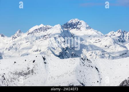 Vista del Monte Pradella, del Pizzo Salina e della cima di Valsanguigno ricoperta di neve vista dal Monte Pora. Val Seriana, Bergamo, Lombardia, Italia. Foto Stock