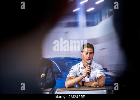 Il pilota belga Stoffel Vandoorne della McLaren-Honda ha illustrato nel corso di una conferenza stampa di Honda il primo giorno della 95th° edizione del Salone europeo dell'automobile Bruxelles, al Brussels Expo, sabato 14 gennaio 2017, a Bruxelles. BELGA FOTO HATIM KAGHAT Foto Stock