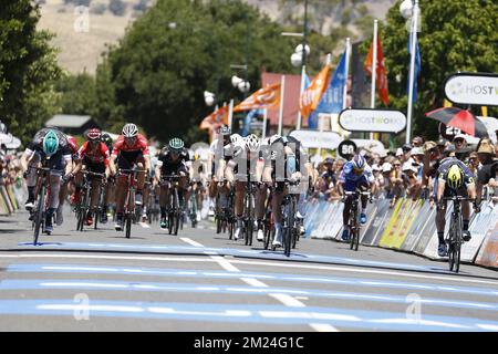 L'australiano Caleb Ewan di Orica Greenedge vince davanti all'olandese Danny van Poppel del Team Sky e all'irlandese Sam Bennett di Bora-Argon 18 nella prima tappa dell'edizione 19th del Tour Down in gara ciclistica, a 145 km da Unley a Lyndoch, martedì 17 gennaio 2017, Australia. FOTO DI BELGA YUZURU SUNADA Foto Stock