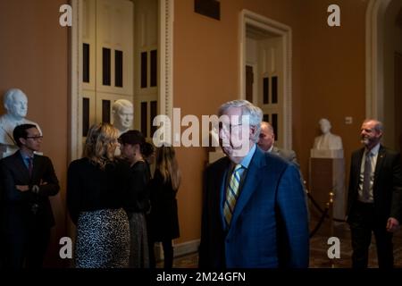 Washington, Stato di Vereinigte. 13th Dec, 2022. Mitch McConnell (repubblicano del Kentucky), leader della minoranza del Senato degli Stati Uniti, si reca nella Camera del Senato per un voto al Campidoglio degli Stati Uniti a Washington, DC, martedì 13 dicembre 2022. Credit: Rod Lammey/CNP/dpa/Alamy Live News Foto Stock