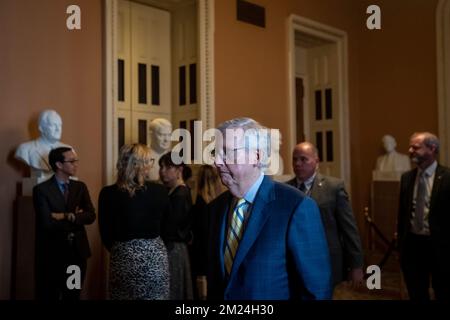 Washington, Stato di Vereinigte. 13th Dec, 2022. Mitch McConnell (repubblicano del Kentucky), leader della minoranza del Senato degli Stati Uniti, si reca nella Camera del Senato per un voto al Campidoglio degli Stati Uniti a Washington, DC, martedì 13 dicembre 2022. Credit: Rod Lammey/CNP/dpa/Alamy Live News Foto Stock